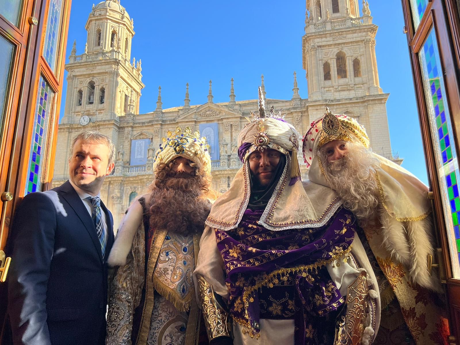 Los Reyes Magos de 2022, junto al alcalde de Jaén Julio Millán, y de fondo la Catedral