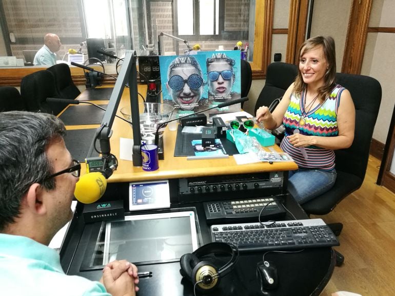 Esther Fernández de la empresa Proyectos Valuarte en los estudios de Radio Segovia donde ha hablado del proyecto de las gafas de sol que no se hunden