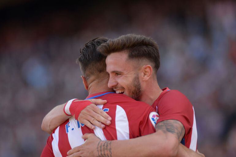 Saúl abraza a Torres durante un partido