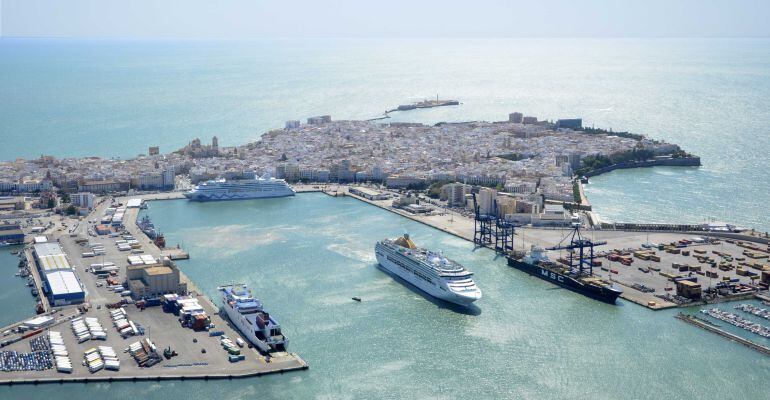 Imagen aérea del puerto de Cádiz mientras un crucero zarpa