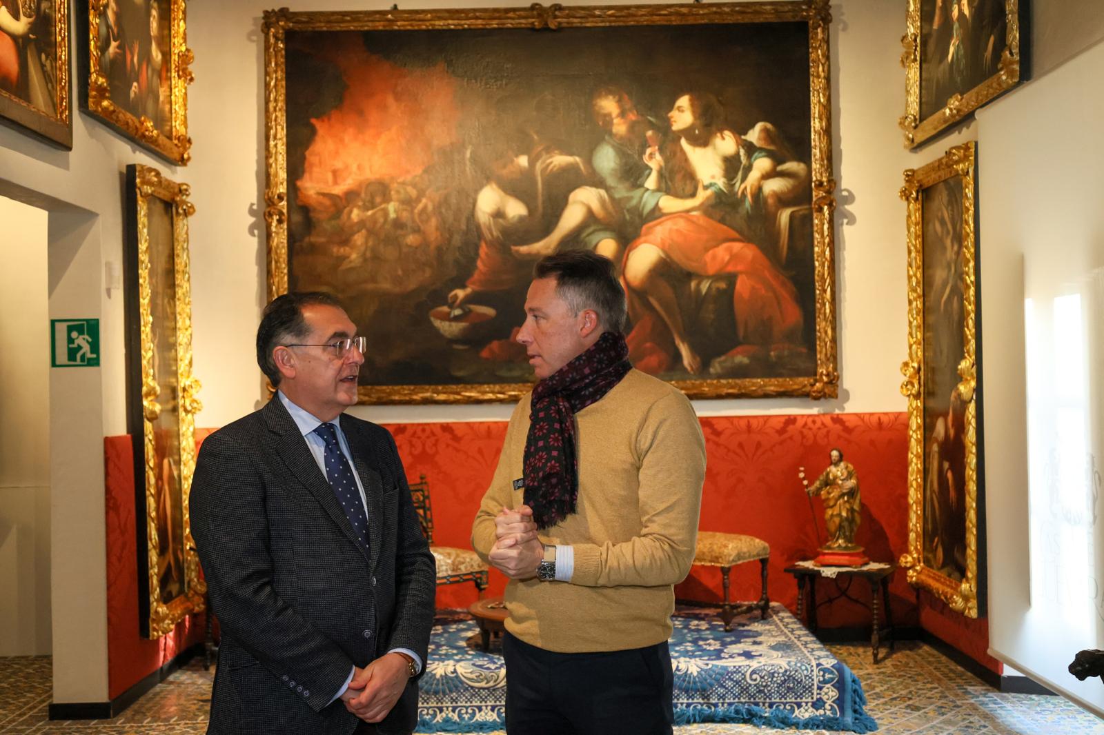 Santiago Parra, concejal de Turismo y Fulgencio Gil, alcalde de Lorca en el interior del Palacio de Guevara