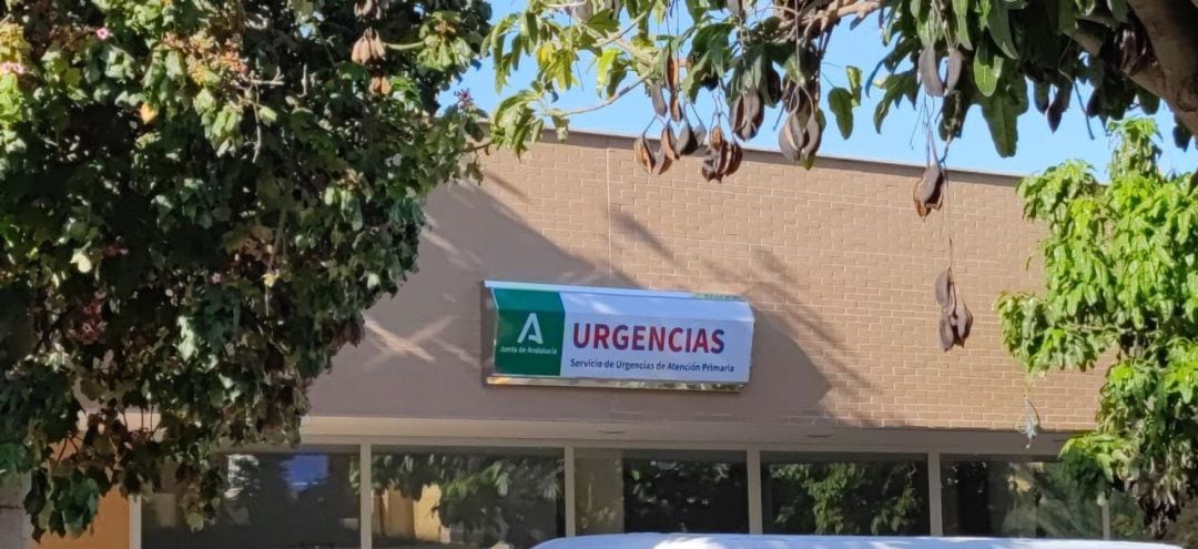 Cartel de urgencias en el centro de salud de Churriana