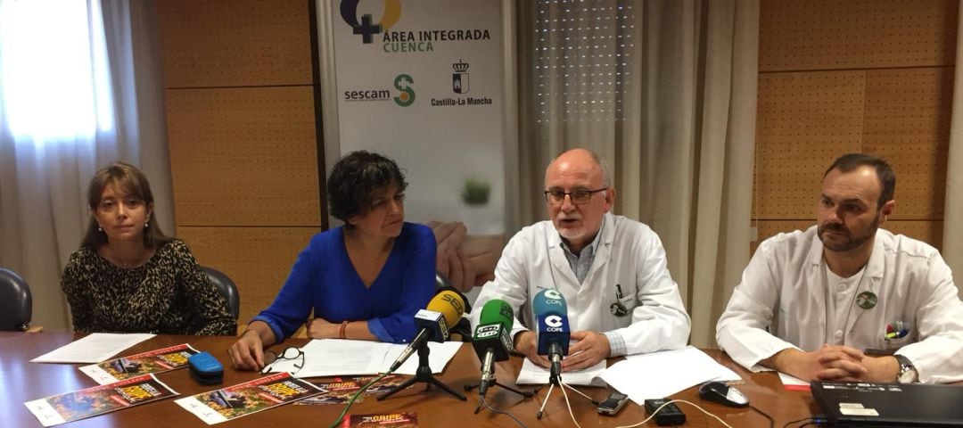 De izquierda a derecha: Begoña Montoya, técnico de Epidemiología de la Dirección Provincial; Mari Luz Fernández, directora provincial de Sanidad; Ángel Pérez Sola, gerente del Área de Salud; y José María Pastor, director de Enfermería
