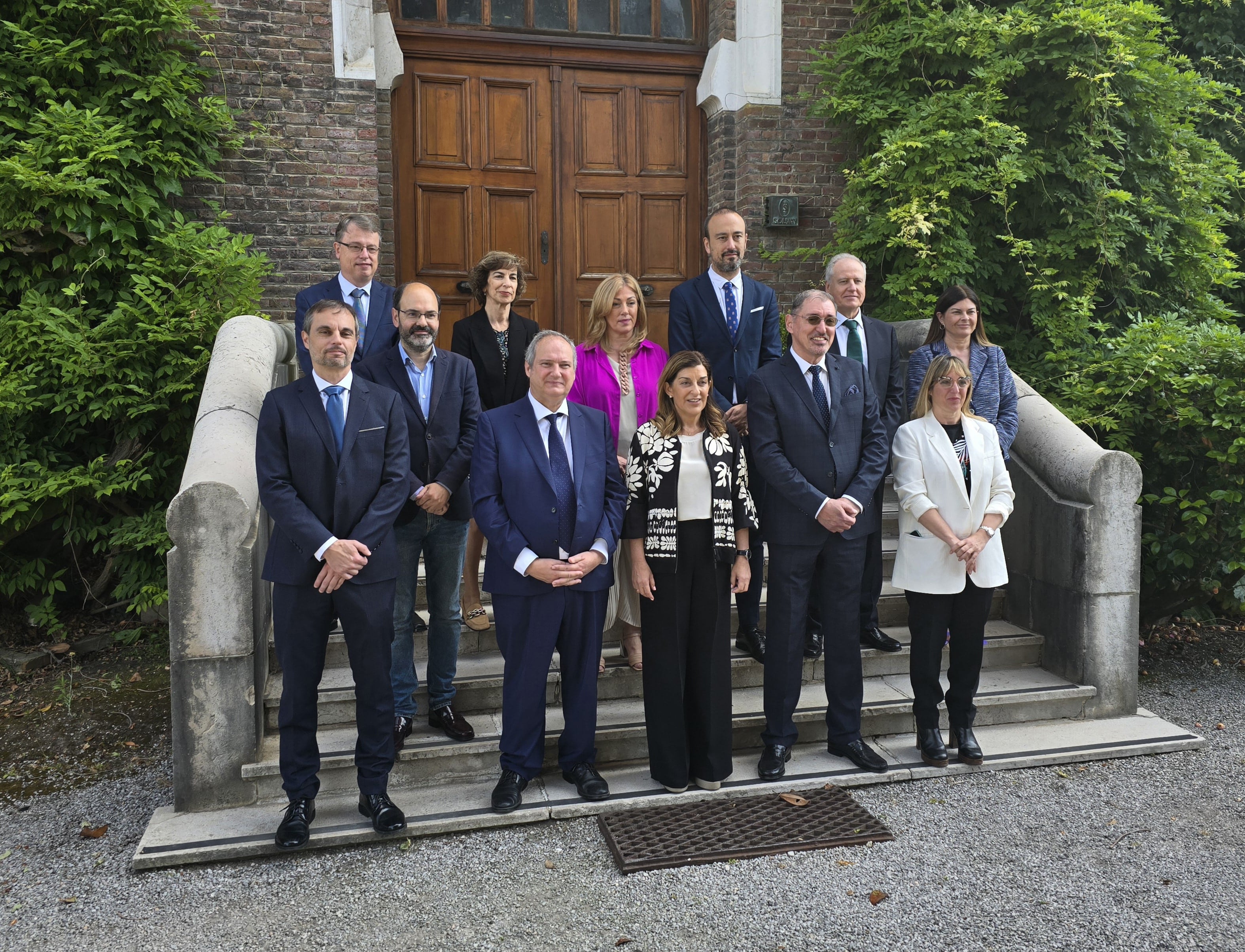 Responsables institucionales y de la empresa durante la visita a Solvay