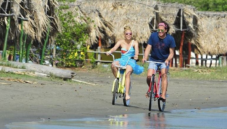 Shakira y Carlos Vives andan en bici durante la grabación de la canción &#039;La Bicicleta&#039; en Puerto Velero (Barranquilla).