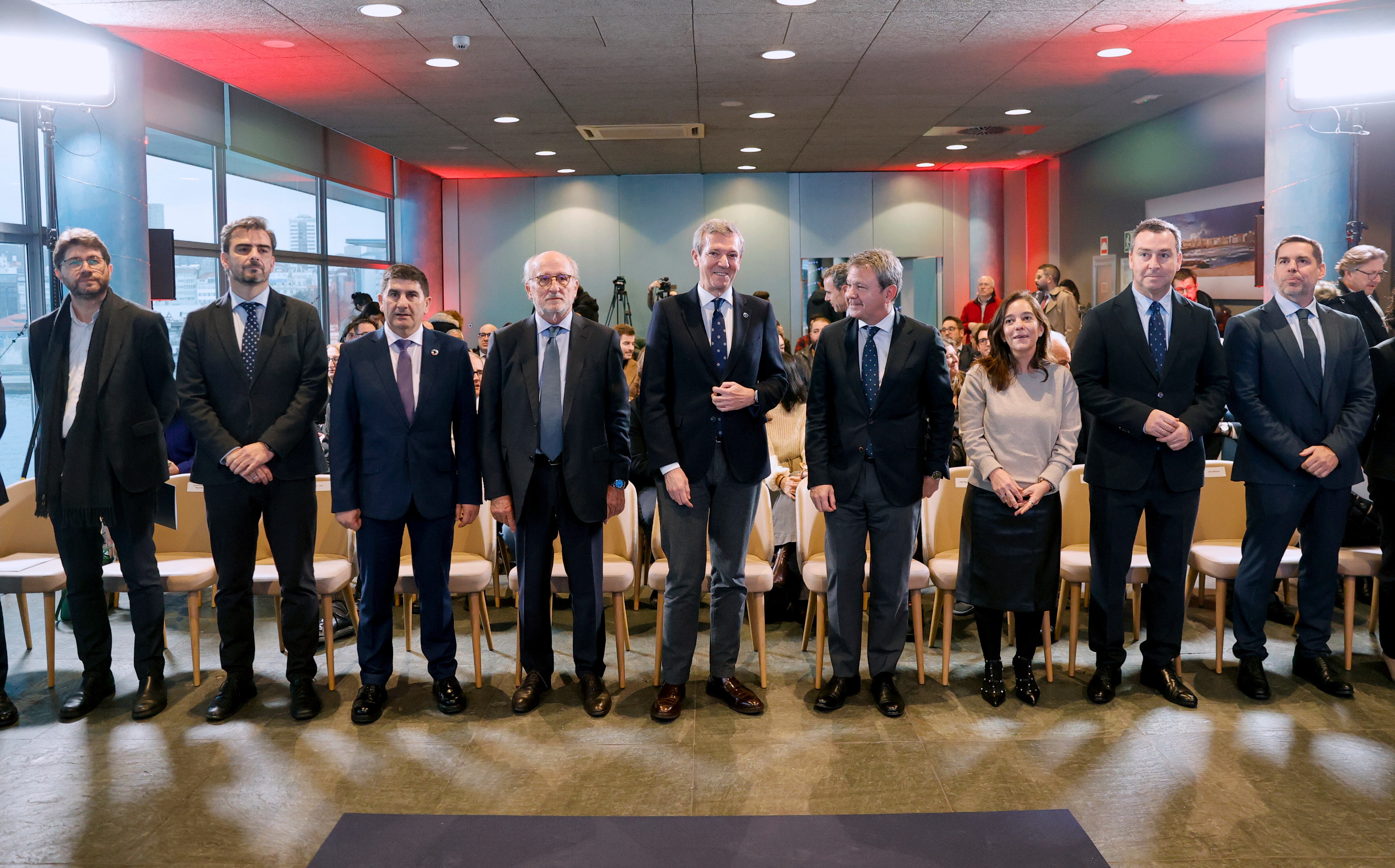 A CORUÑA, 12/12/2025.- Repsol y la Autoridad Portuaria de A Coruña han presentado este viernes el acuerdo para completar el traslado de la terminal marítima al puerto exterior con presencia del presidente de la Xunta, Alfonso Rueda (c), la alcaldesa de A Coruña, Inés Rey (3d), el alcalde de Arteixo, Carlos Calvelo (i), el secretario de Estado de Transportes y Movilidad Sostenible, José Antonio Santano (4d), el delegdo del Gobierno en Galicia, Pedro Blanco (3i), el conselleiro de presidencia de la Xunta de Galicia, Diego Calvo (2i) y el presidente de Repsol, Antonio Brufau (4i). EFE/Cabalar