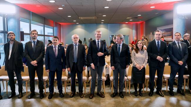 A CORUÑA, 12/12/2025.- Repsol y la Autoridad Portuaria de A Coruña han presentado este viernes el acuerdo para completar el traslado de la terminal marítima al puerto exterior con presencia del presidente de la Xunta, Alfonso Rueda (c), la alcaldesa de A Coruña, Inés Rey (3d), el alcalde de Arteixo, Carlos Calvelo (i), el secretario de Estado de Transportes y Movilidad Sostenible, José Antonio Santano (4d), el delegdo del Gobierno en Galicia, Pedro Blanco (3i), el conselleiro de presidencia de la Xunta de Galicia, Diego Calvo (2i) y el presidente de Repsol, Antonio Brufau (4i). EFE/Cabalar