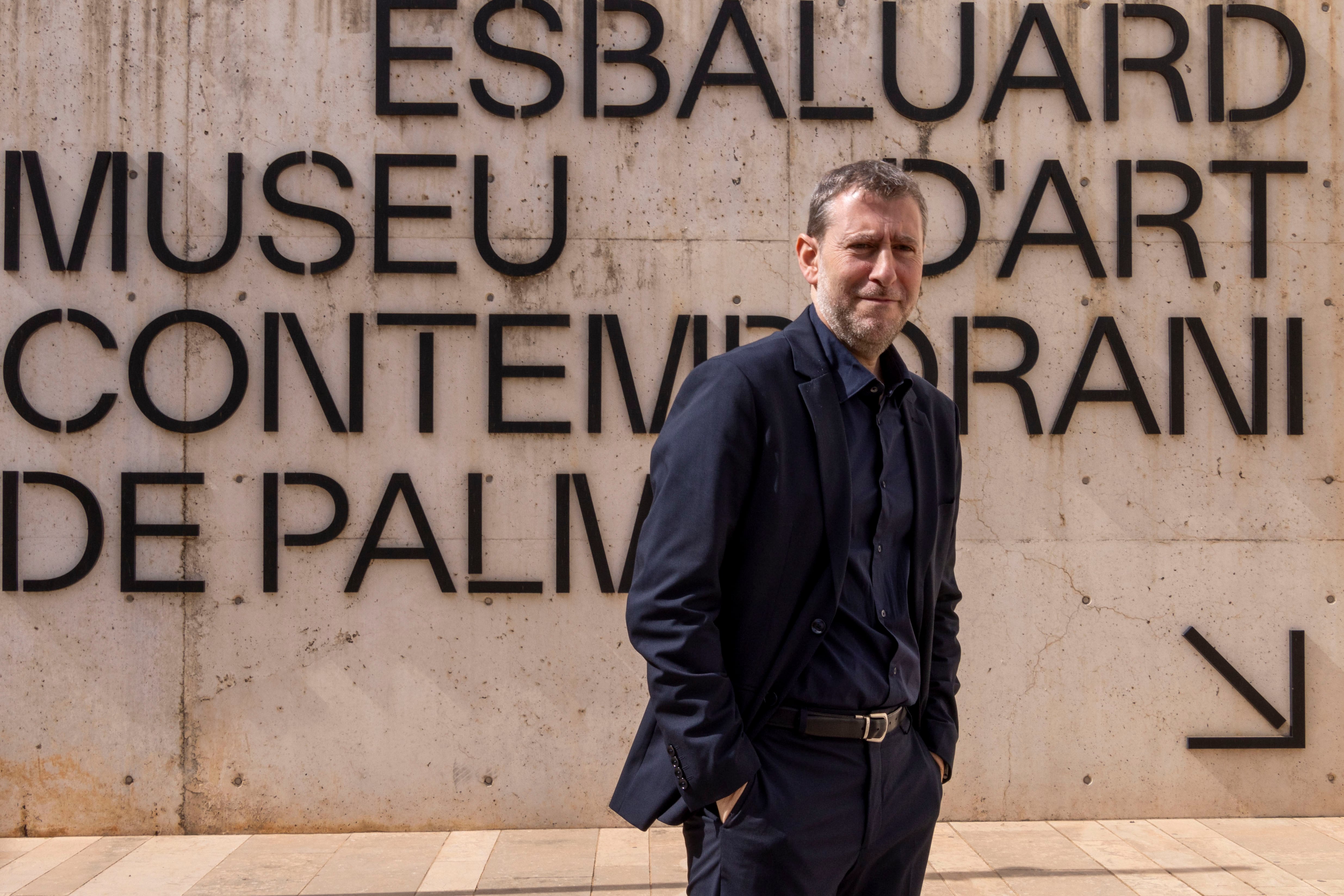 PALMA, 15/04/2024.- El gallego David Barro posa para EFE en Palma tras haber sido confirmado este lunes como nuevo director de Es Baluard Museu d&#039;Art Contemporani de Palma, un cargo que asume &quot;con muchas ganas&quot; ya que ve &quot;mucho potencial en este museo&quot; y, de no ser así, no habría presentado su candidatura. EFE/ Cati Cladera
