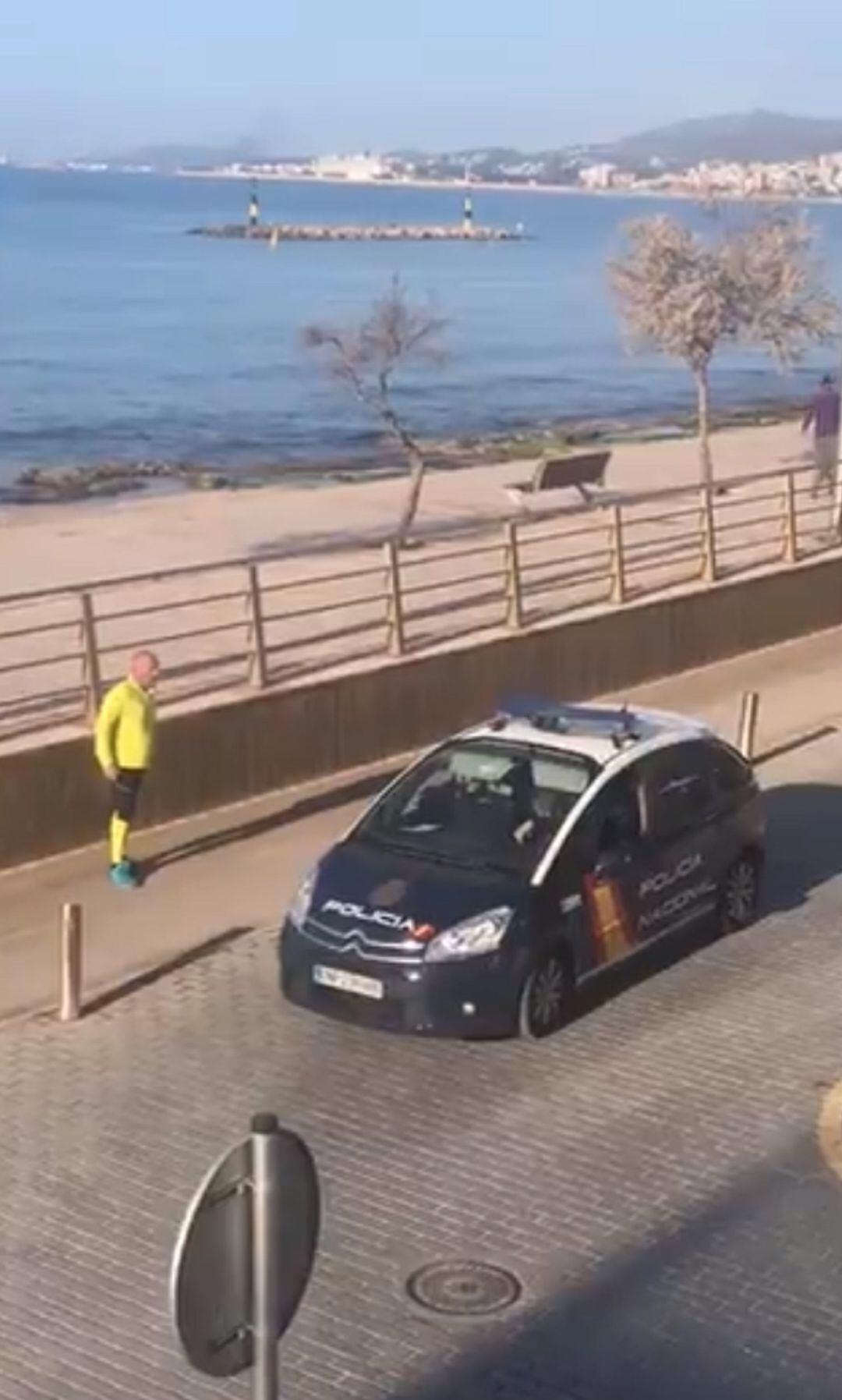 Imagen de un runner siendo advertido por la Policía Nacional en el Molinar