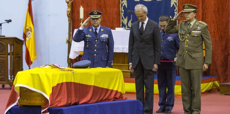 Spain&#039;s Defence Minister Pedro Morenes pays his last respects during the funeral of three soldiers at Gando military base in the Canary island of Gran Canaria, Spain, November 1, 2015. The three soldiers died after the Spanish military helicopter they were travelling aboard crashed last week south of the Canary Islands. REUTERS/ Borja Suarez