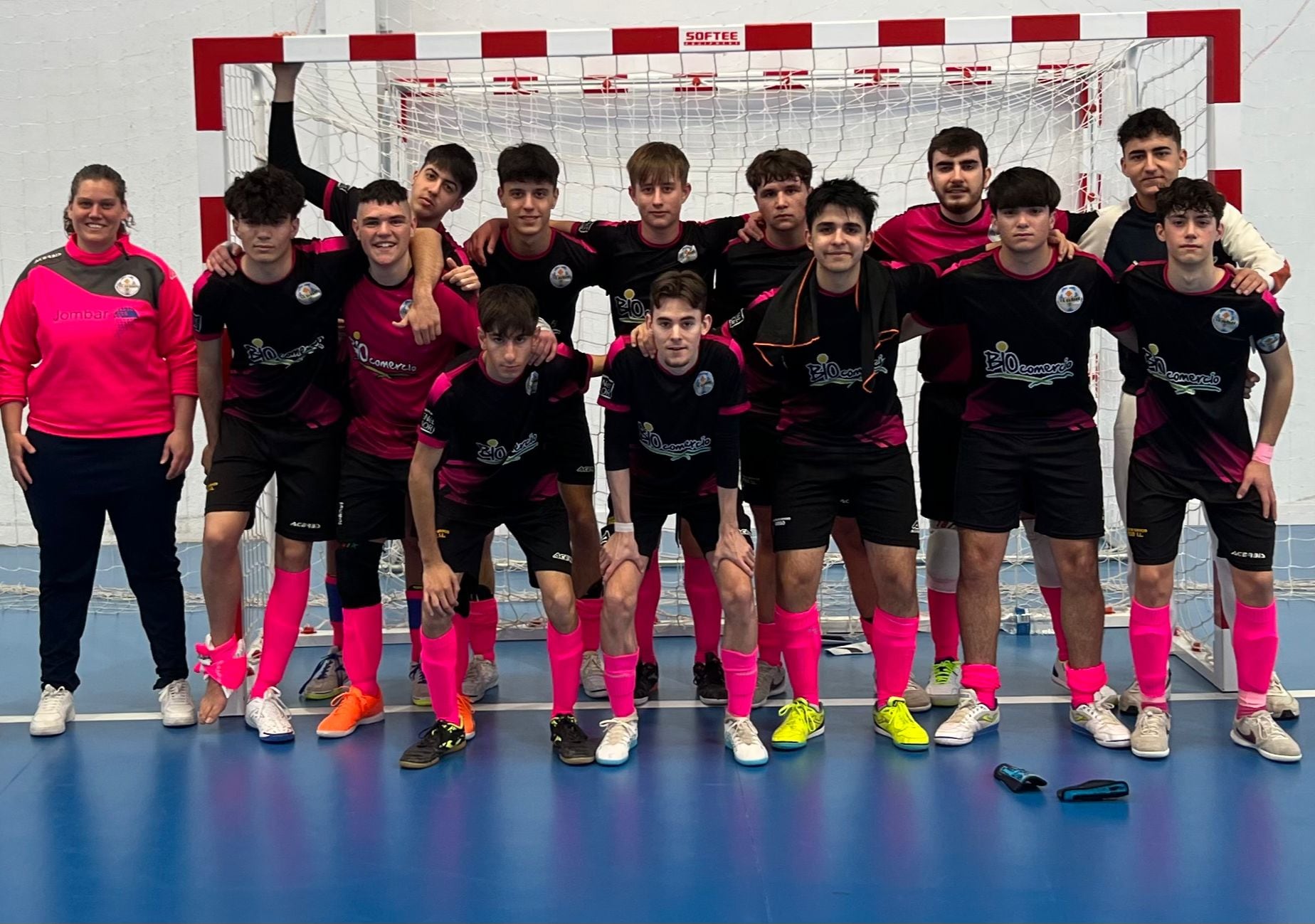 Equipo juvenil tras el primer partido de copa