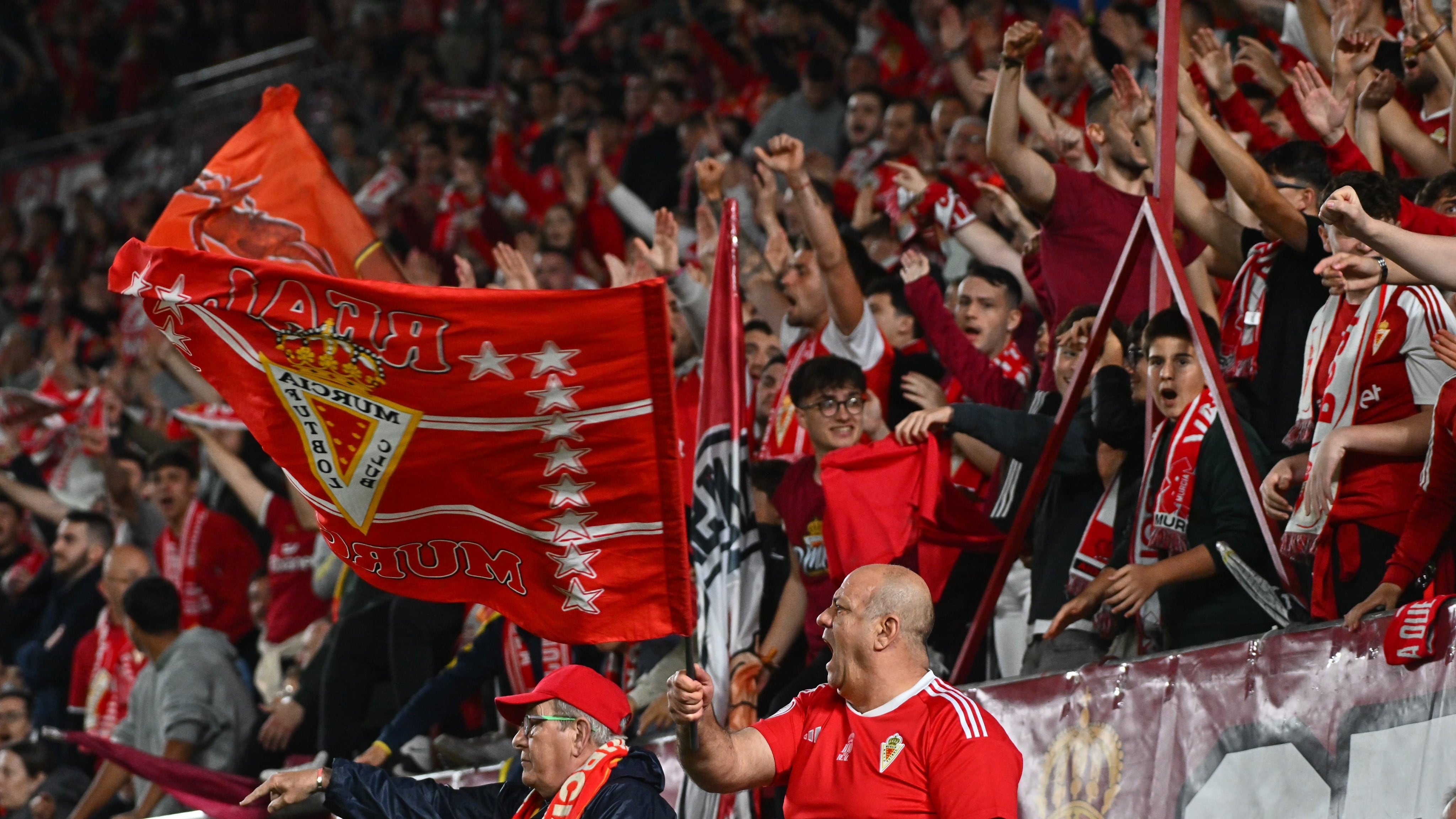 La afición del Real Murcia anima a su equipo contra el Ceuta.