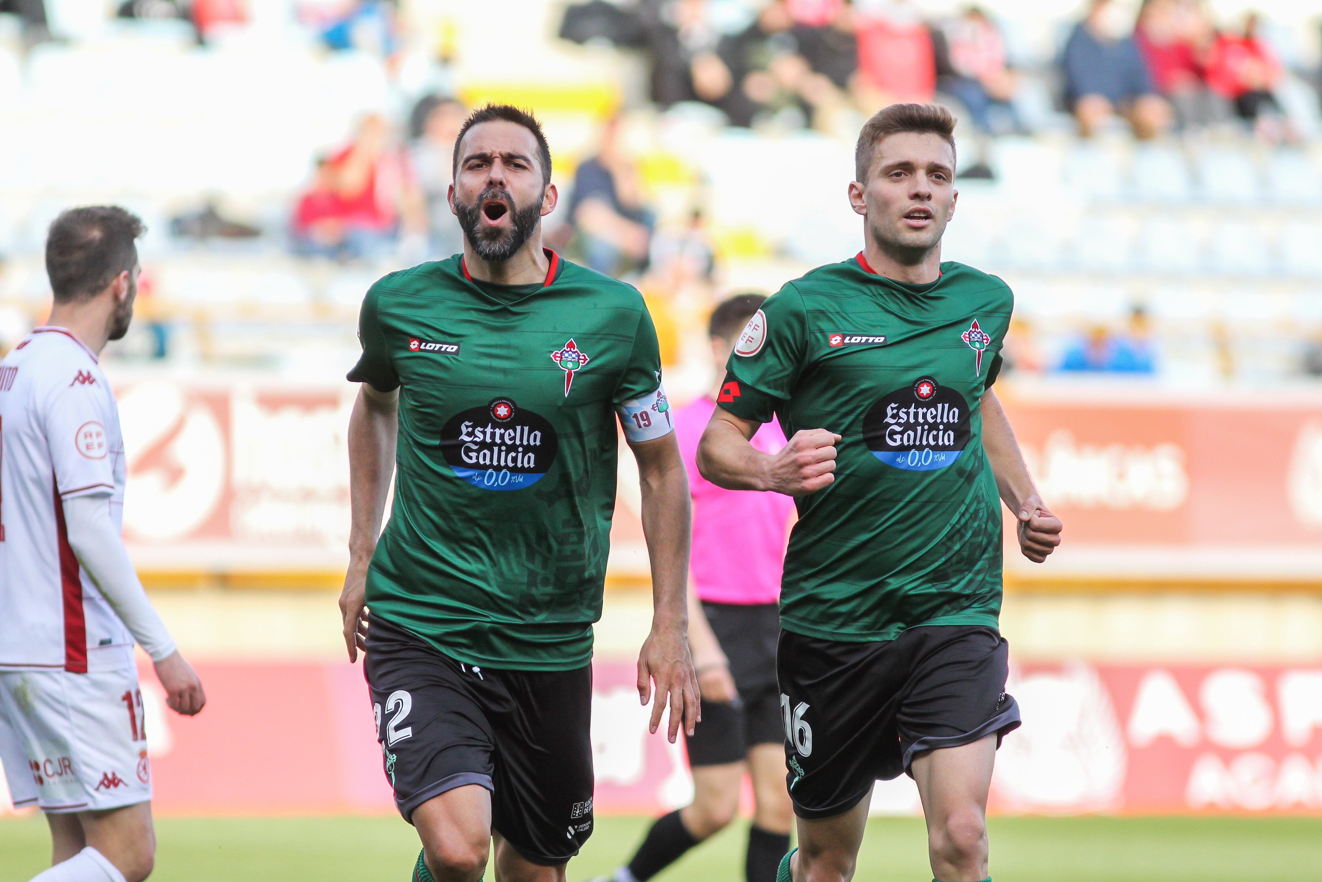 Joselu celebra uno de sus goles con Fran Manzanara este sábado en el Reino de León