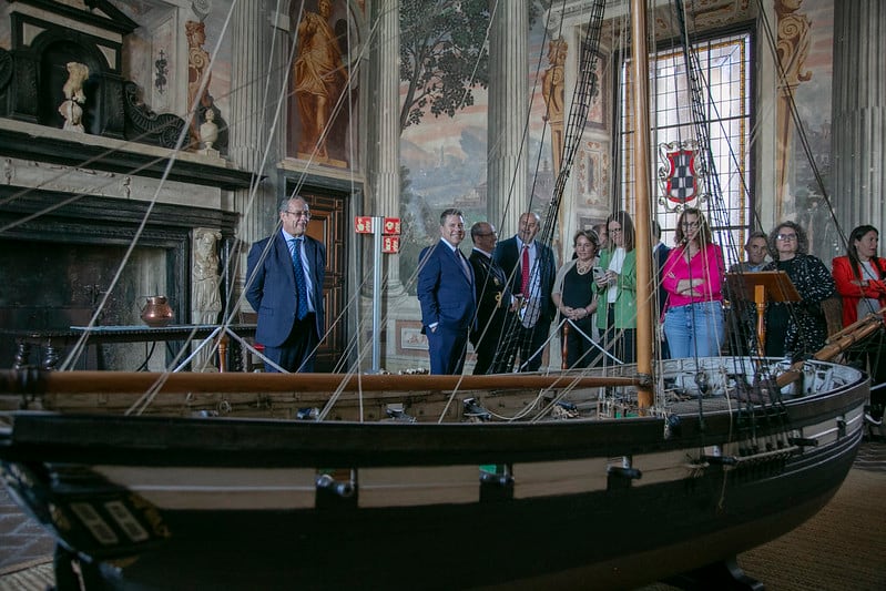 Representantes del gobierno de Castilla La Mancha, de visita en el palacio de Viso del Marqués