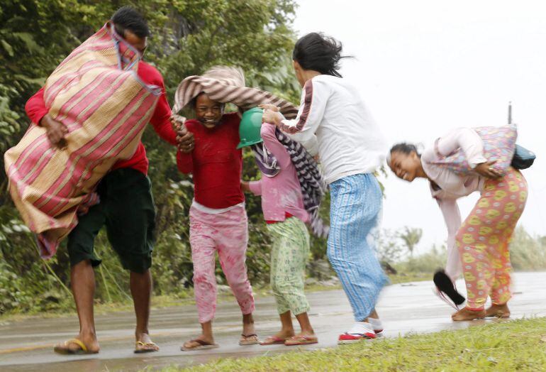 Residentes filipinos evacúan la zona central del país ante la llegada del tifón