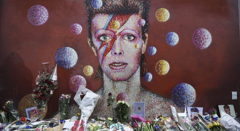 ARA11 LONDRES (REINO UNIDO) 11/01/2016.- Varias personas riden homenaje al cantante británico David Bowie en el barrio donde creció, Brixton, Londres (Reino Unido), el 11 de enero de 2016. El legendario músico británico David Bowie, pionero del "glam rock