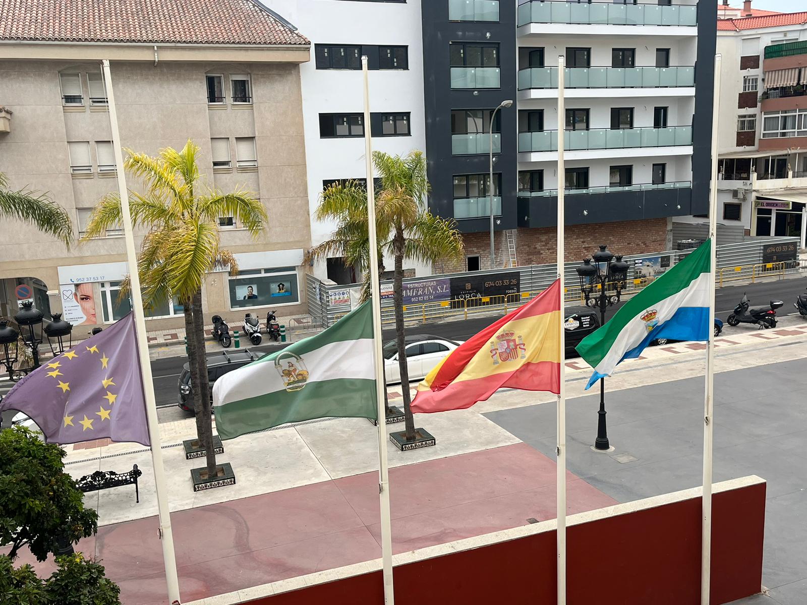 Las banderas del Ayuntamiento de Torremolinos (Málaga) ondean a media asta en señal de luto