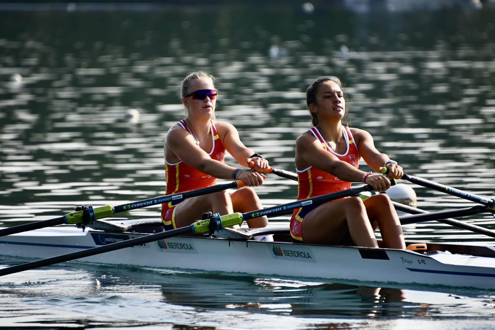 Esther Fuerte junto a Karla Remacha compitiendo en el doble scull juvenil femenino.