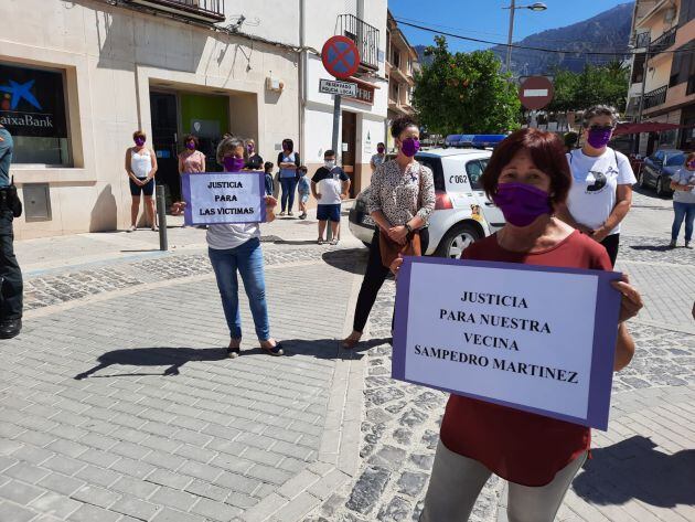 En la céntrica plaza de la Consitución las mujeres de Huesa piden justicia