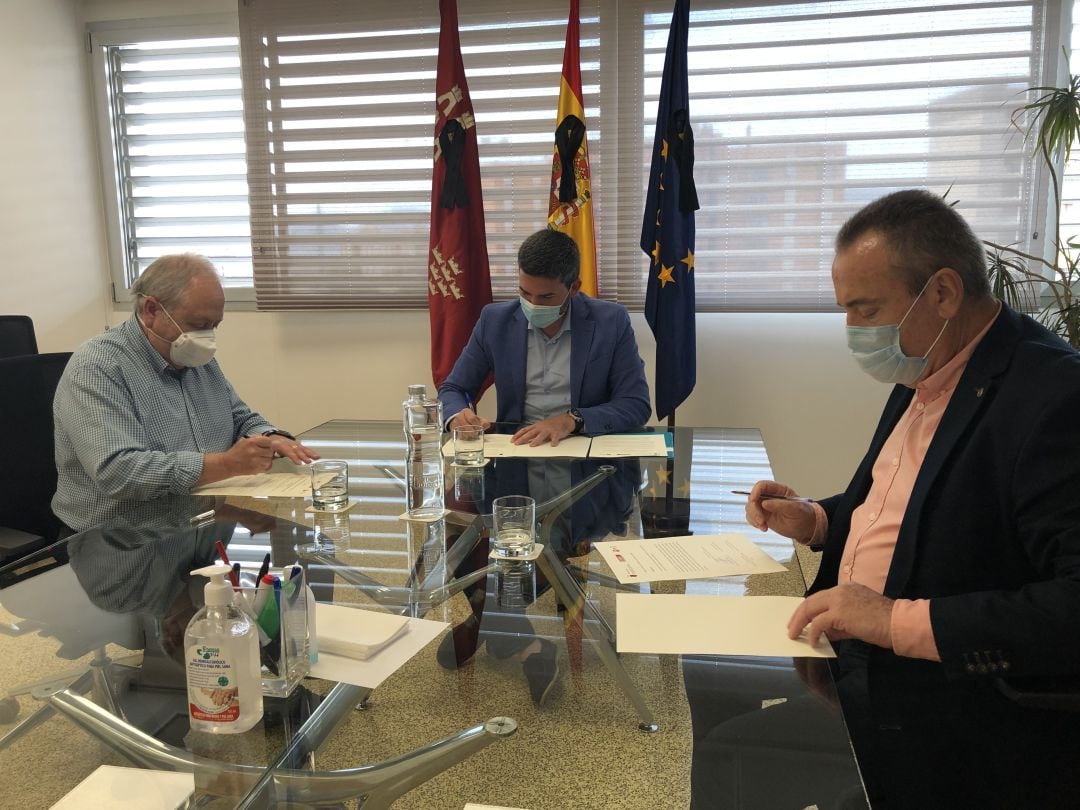 CCOO y UGT firman un acuerdo con el gobierno regional para la estabilidad en el empleo de las Brigadas Forestales