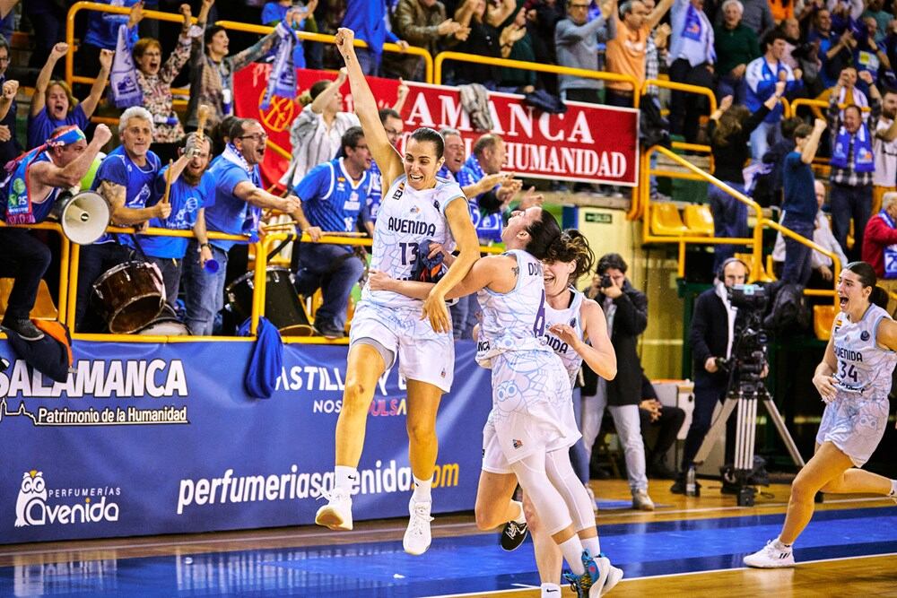 Andrea Vilaró celebra con rabia la canasta que le dio a Perfumerías Avenida la victoria ante Praga/ FIBA