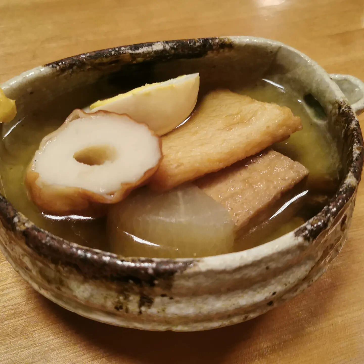 Bol de oden con surimi y tofu.  