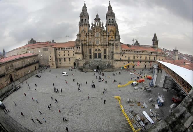 Vista de la plaza del Obradoiro con el montaje del altar donde el Papa Benedicto XVI oficiará una multitudinaria misa el próximo día 6. (EFE / Lavandeira jr)