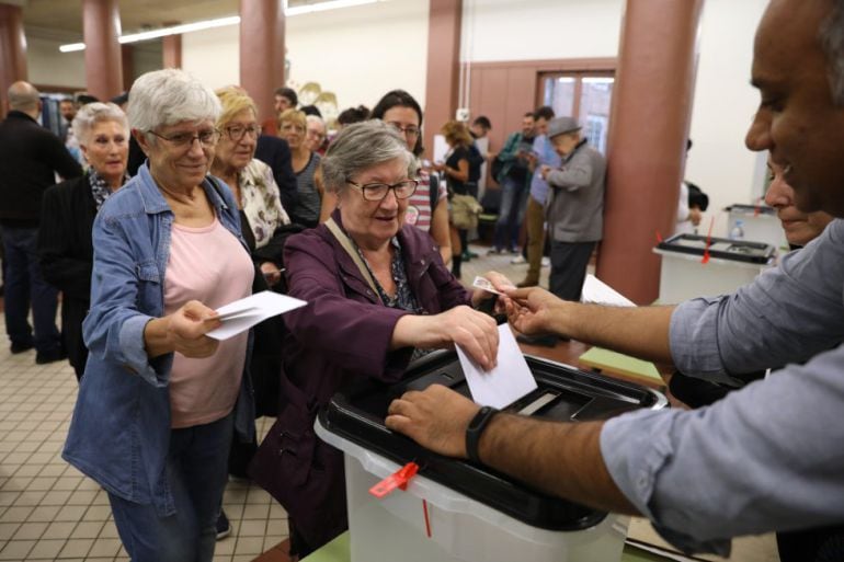 Cola de personas en la jornada del 1-O en Cataluña.