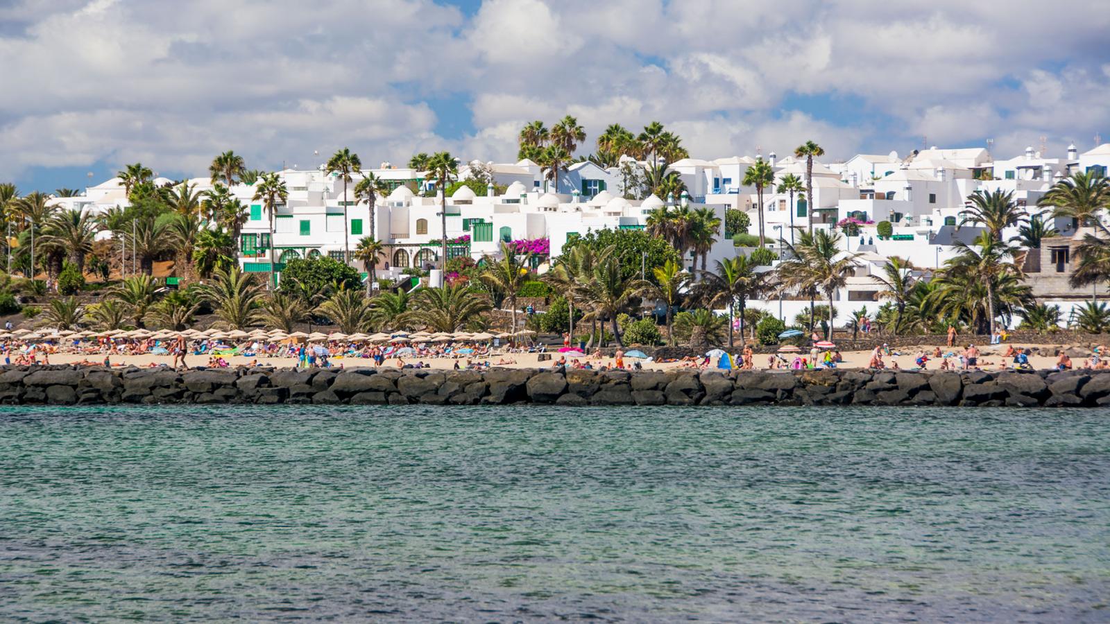 Costa Teguise visto desde el mar.