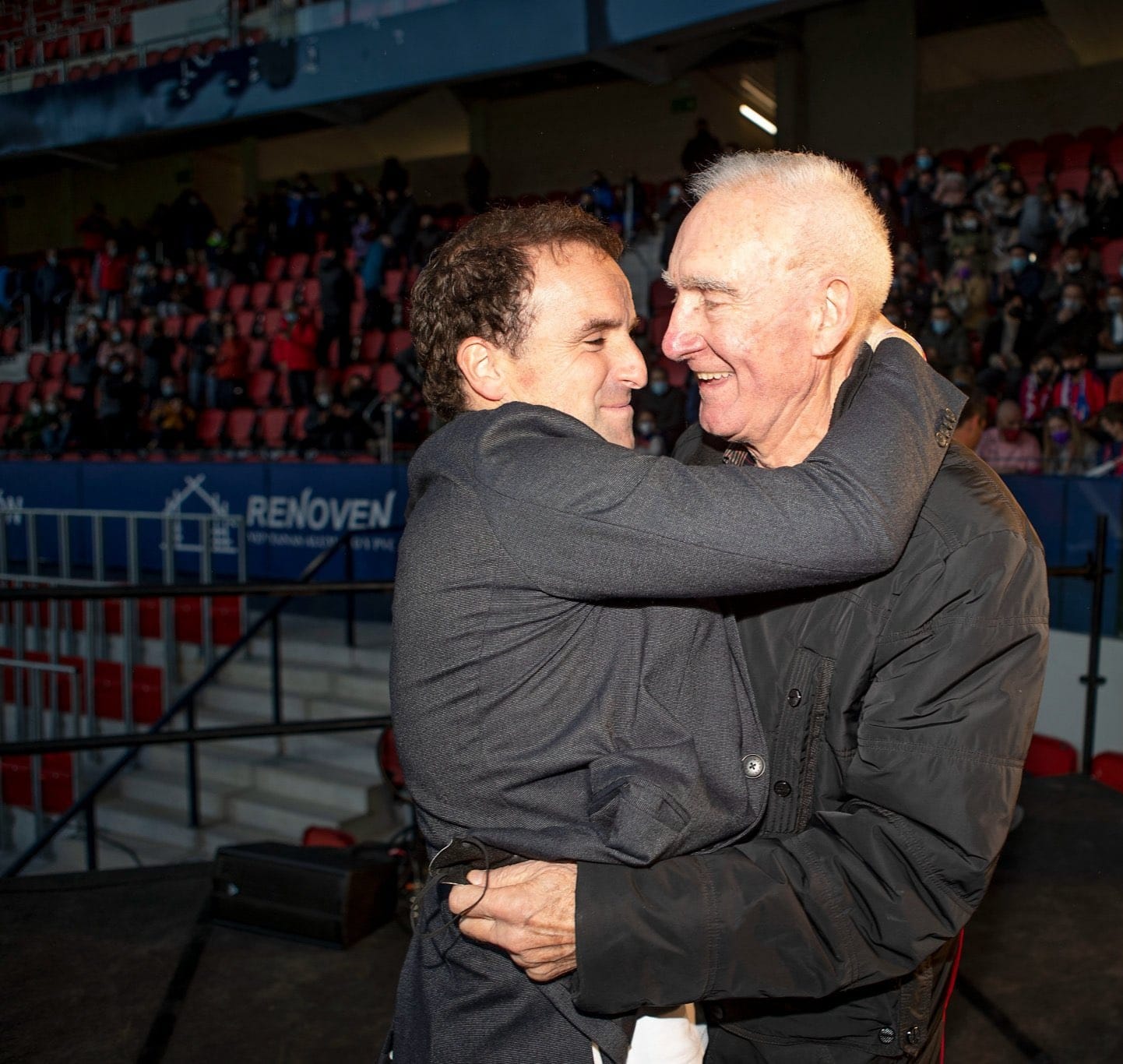 Jagoba Arrasate abraza a Pedro Mari Zabalza en el Sadar