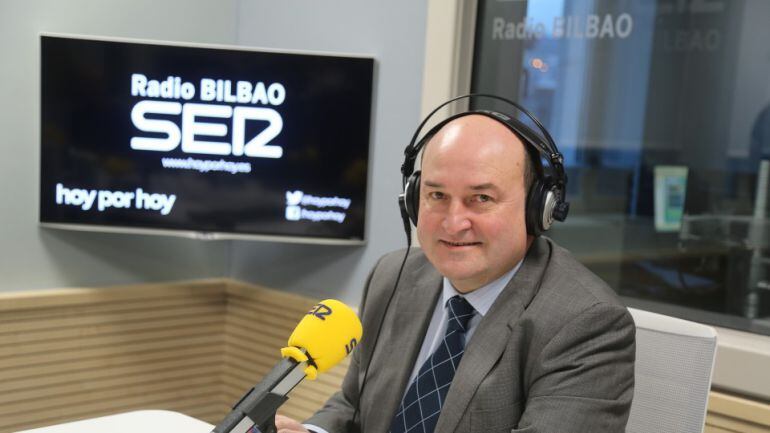 Andoni Ortuzar, presidente del PNV, en los estudios de Radio Bilbao en  una imagen de archivo 