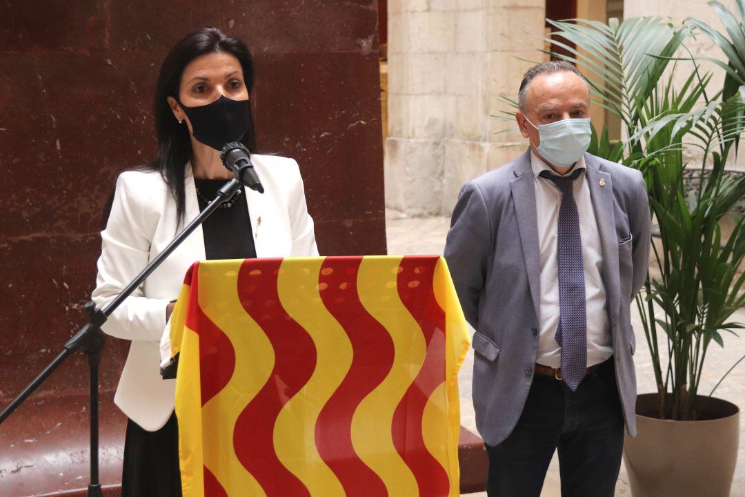 Sonia Orts i José Luis Calderón al pati Jaume I de l&#039;ajuntament de Tarragona. 