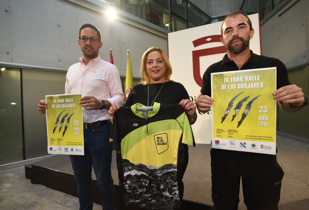 La diputada de deportes, Purificación López, presenta junto al alcalde de Los Guájares el IX Trail Valle de los Guájares