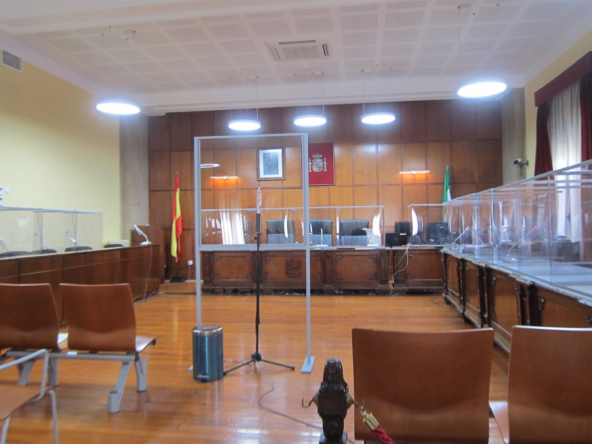 Sala de la Audiencia de Jaén totalmente vacía y preparada para la celebración de juicios