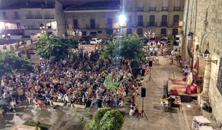 Aspecto de la plaza de San fernando durante la puesta en escena de La Fuente Santa