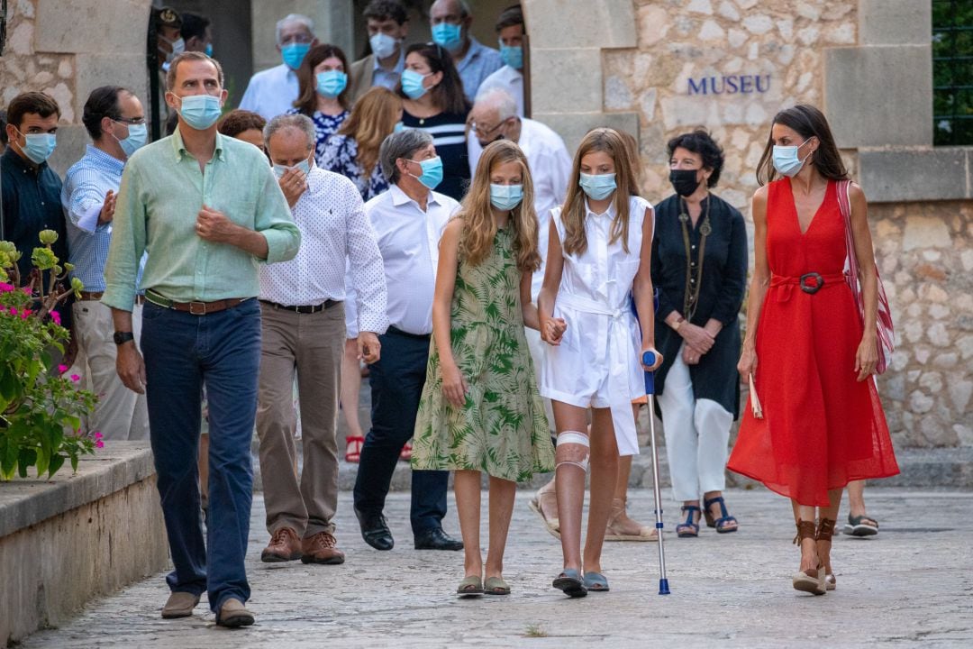 Los Reyes, la Princesa Leonor y la Infanta Sofía  en su visita reciente a Petra. 