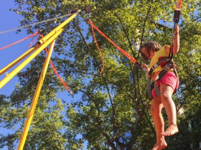 Niña practicando una actividad de ocio al aire libre