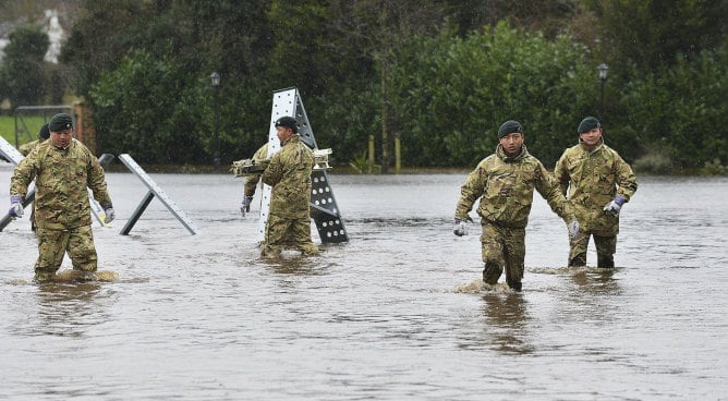 Varios soldados caminando en una zona inundada en Staines (Reino Unido) el pasado viernes