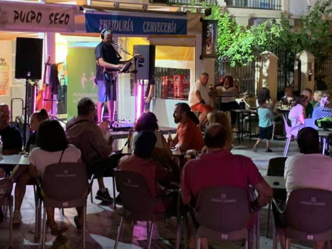 Música en vivo en un bar de Maracena