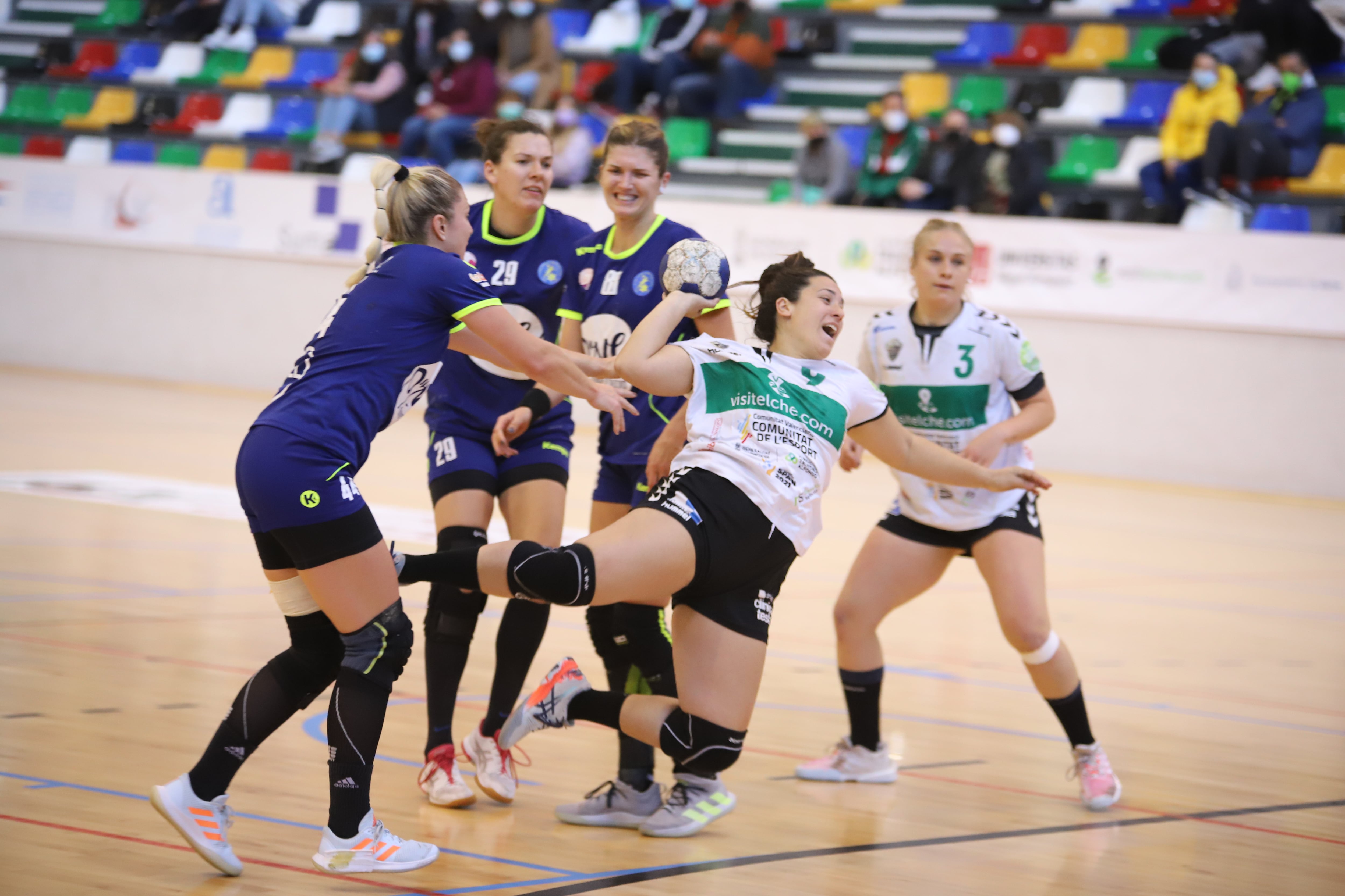 La jugadora del Elche Nuria Andréu lanza a portería en un partido de la European Cup