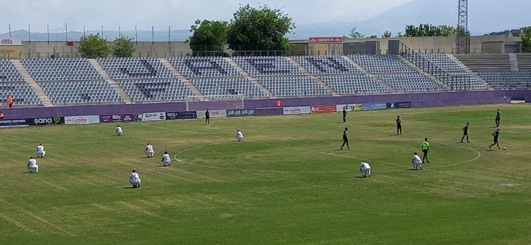 Momento de la protesta de los jugadores en el que le daban la espalda al palco.