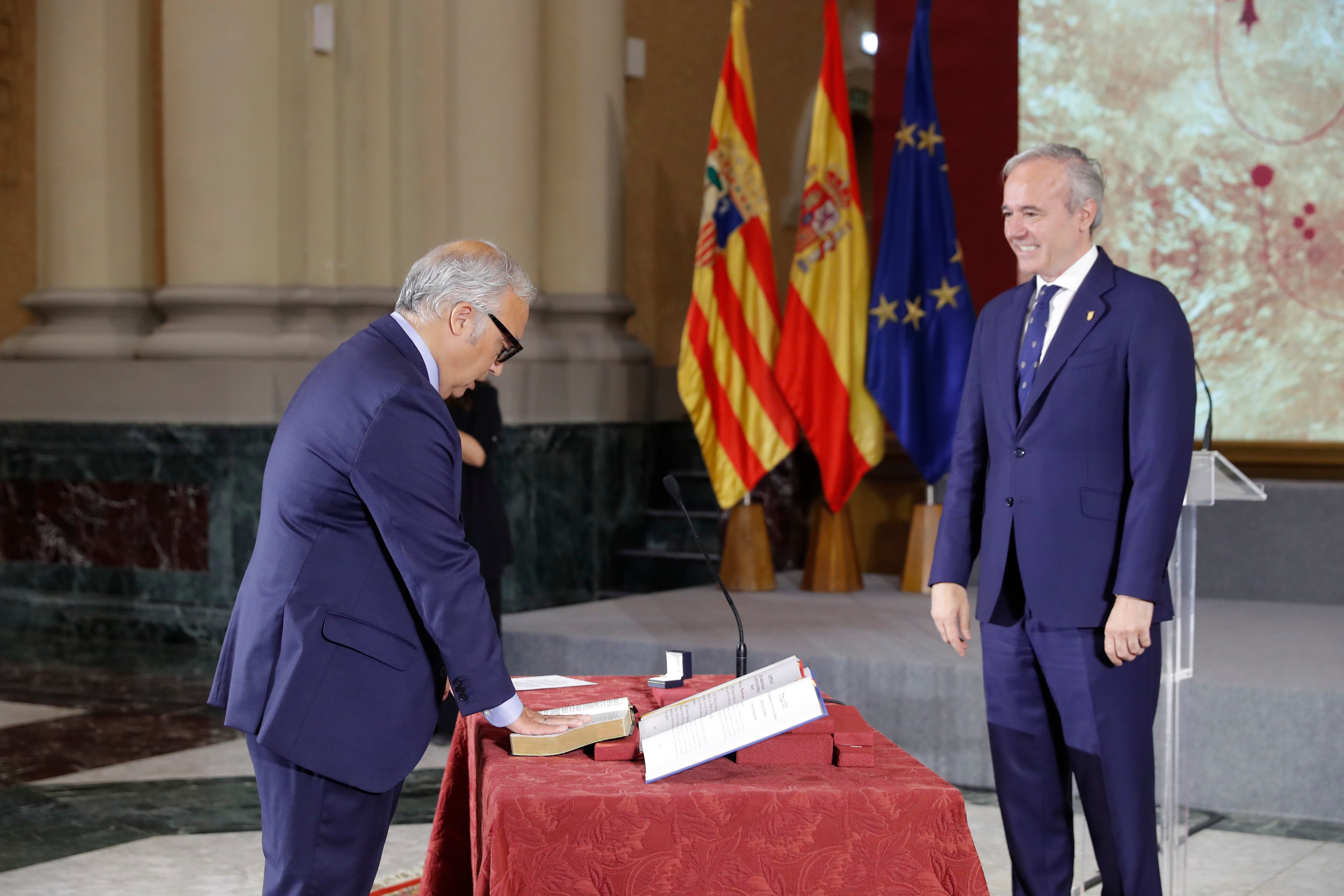 El nuevo consejero de Agricultura, Javier Rincón (i), promete su cargo ante el presidente de Aragón, Jorge Azcón, el pasado sábado, en Zaragoza.