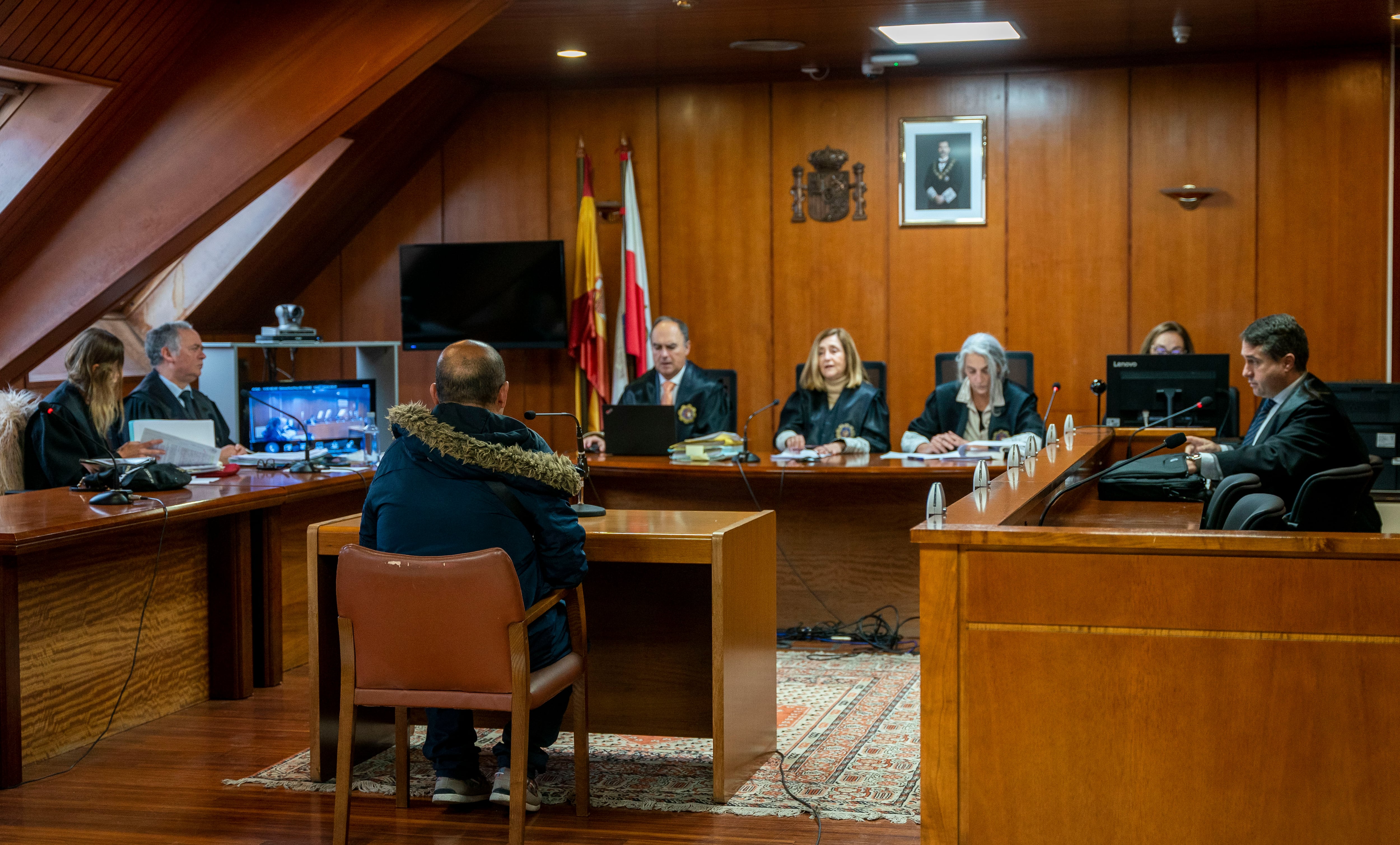 SANTANDER, 24/11/2023.- El hombre acusado de abusar de una menor, de 15 años, que conoció a través de una aplicación de internet ha reconocido este viernes los hechos en la Audiencia de Cantabria y ha aceptado una pena de cinco años de cárcel, casi la mitad de lo que pedía inicialmente la Fiscalía, después de indemnizar a la víctima. EFE/ Román G. Aguilera
