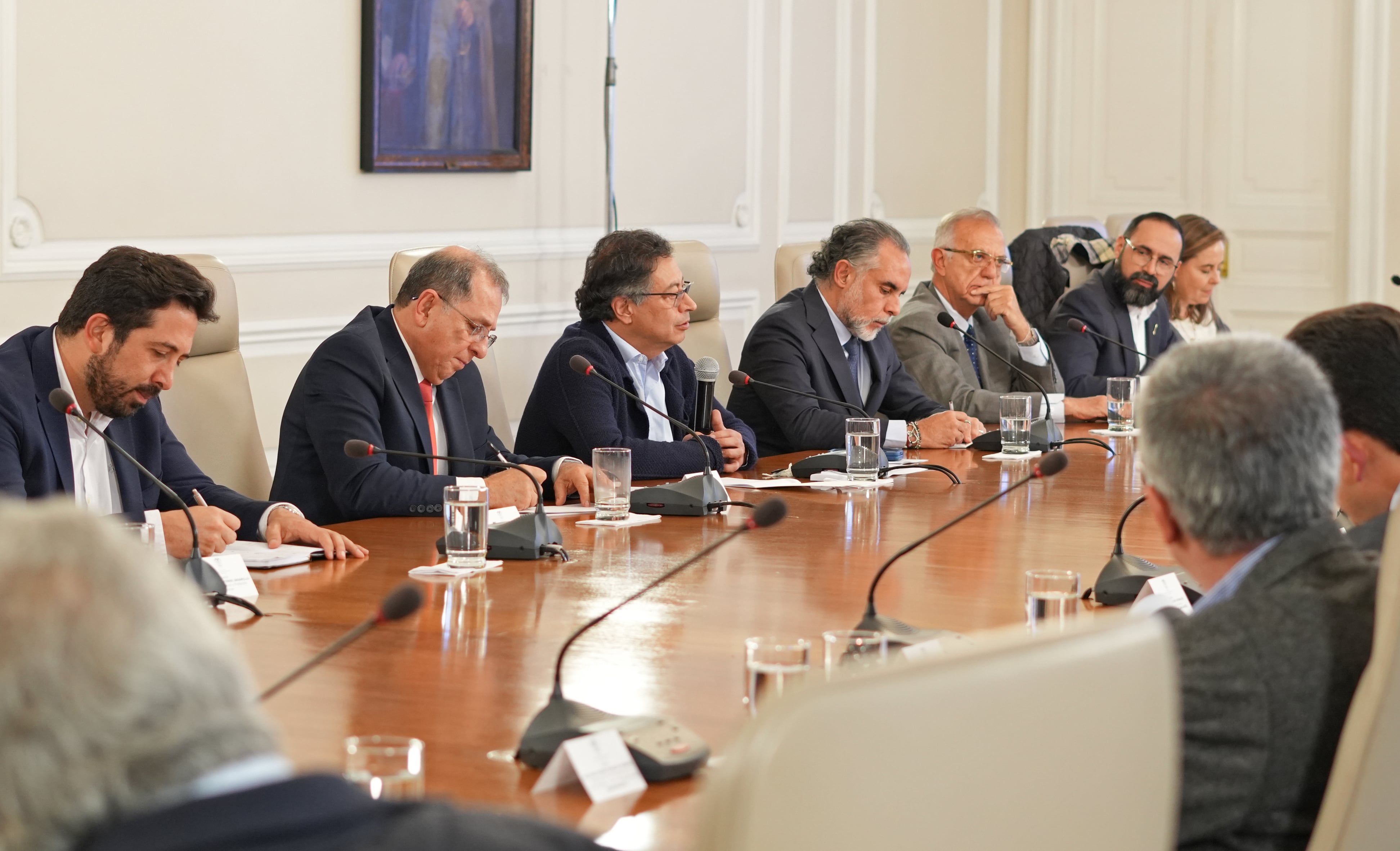 Fotografía cedida por la oficina de prensa de la Presidencia de Colombia del mandatario, Gustavo Petro (3i), junto al nuevo jefe de despacho, Armando Benedetti (4i), durante un Consejo de Ministros