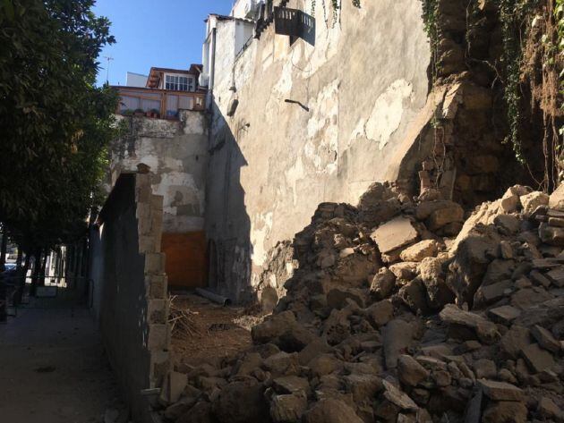 Detalle de la muralla derrumbada en la calle San Fernando