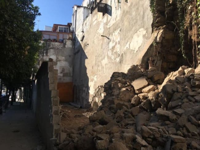 Detalle de la muralla derrumbada en la calle San Fernando