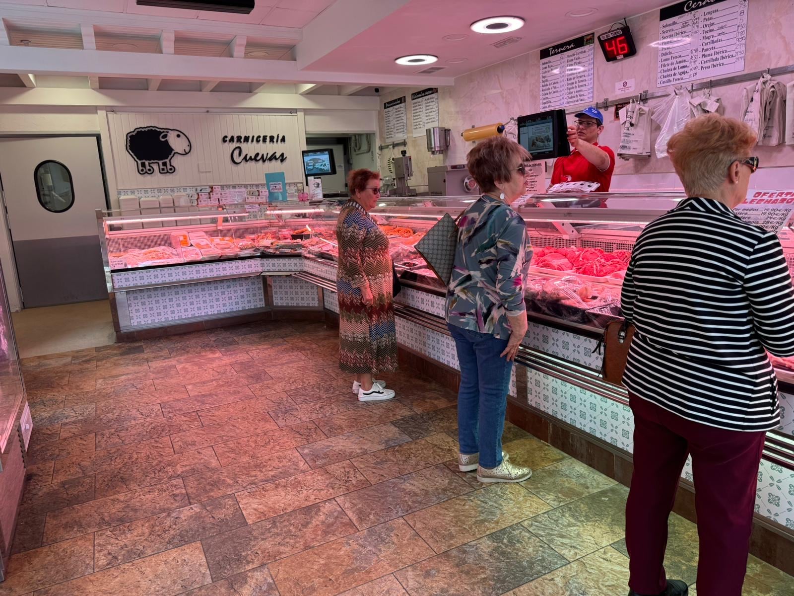 Clientela en Carnicería Cuevas