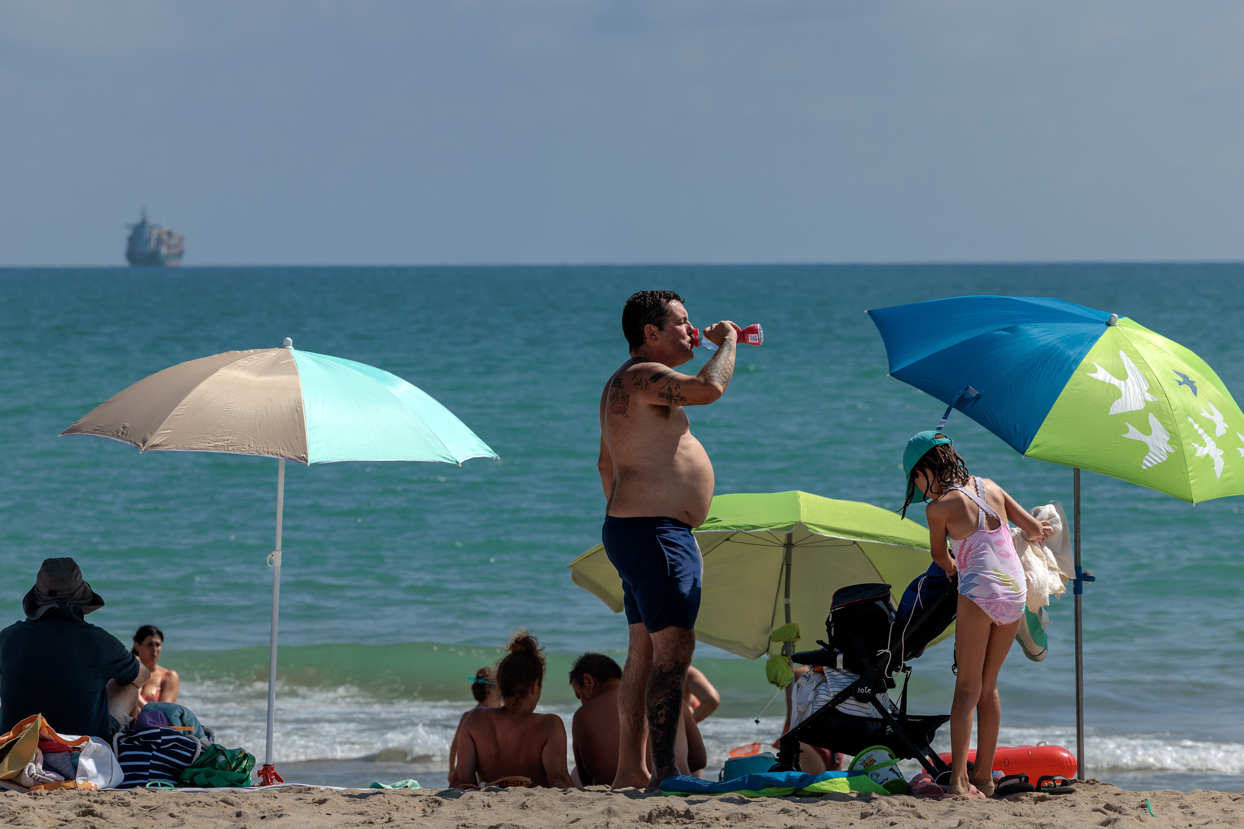 Varias personas en la playa de El Saler de València