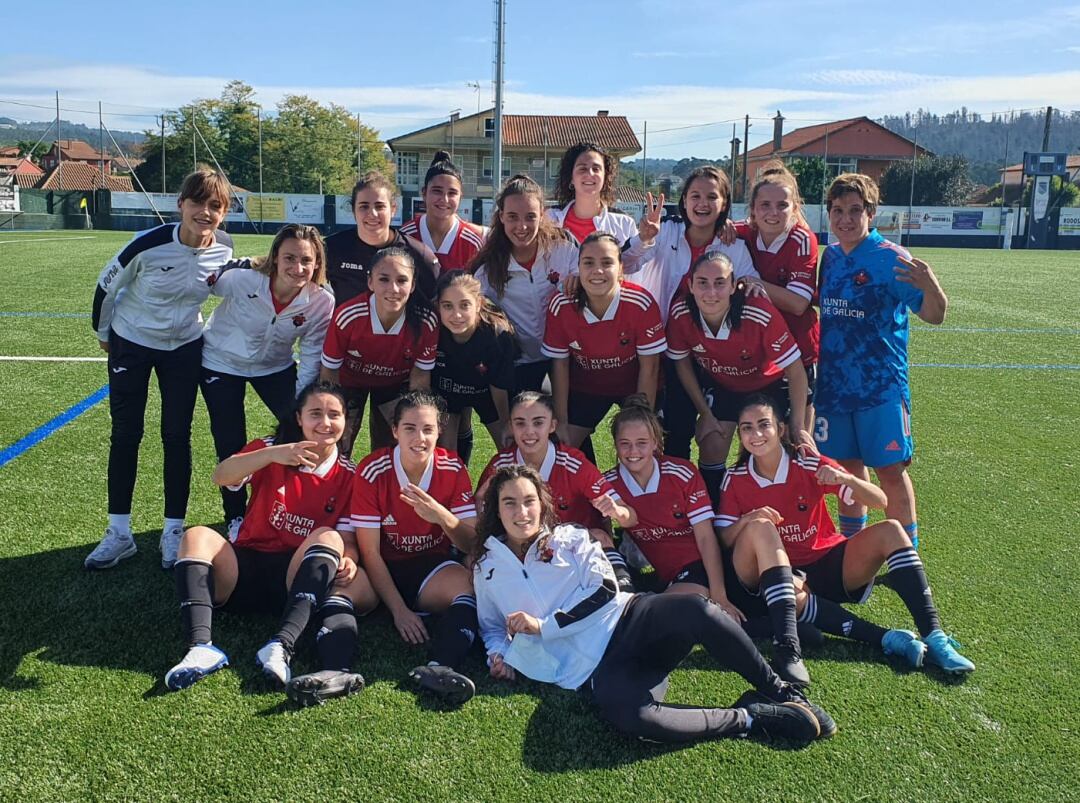 Las jugadoras del Victoria celebran el triunfo logrado en el campo del Valladares