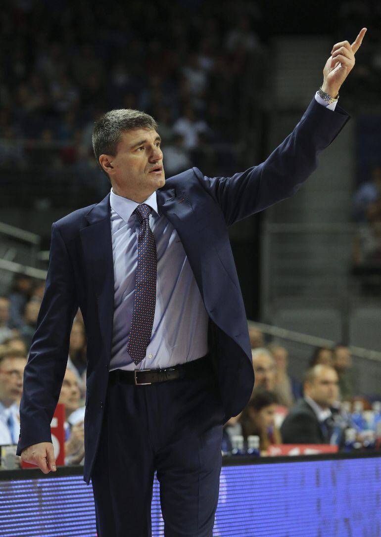 GRA065. MADRID, 02/11/2014.- El entrenador del Valencia, Velimir Perasovic, durante el partido de Liga ACB entre el Real Madrid y Valencia Basket, disputado en el Palacio de los Deportes de Madrid. EFE/Ballesteros